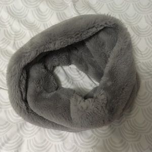 Super cute scarf! Soooo soft!!